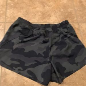Old navy dri fit go run shorts in green camo sz S